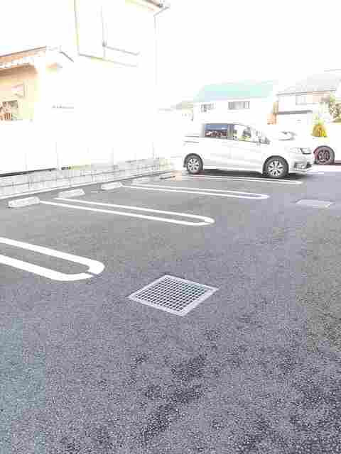 グレイスメゾンの駐車場