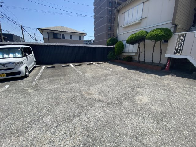 英賀保ハイツ３の駐車場