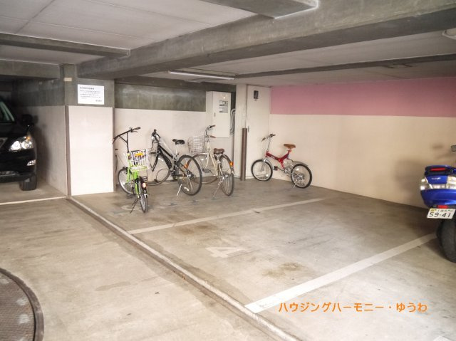 【駐輪場】 | ハウスTKA目白 | 屋根付きの駐輪場となっていますので、雨の日でも大切な自転車が濡れずに済みます。