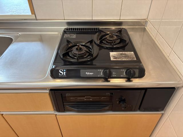 Ｌａ　Ｖｉｅ　ｅｎ　ｒｏｓｅ　ｈｉｌｌのキッチン|2口ガスコンロ