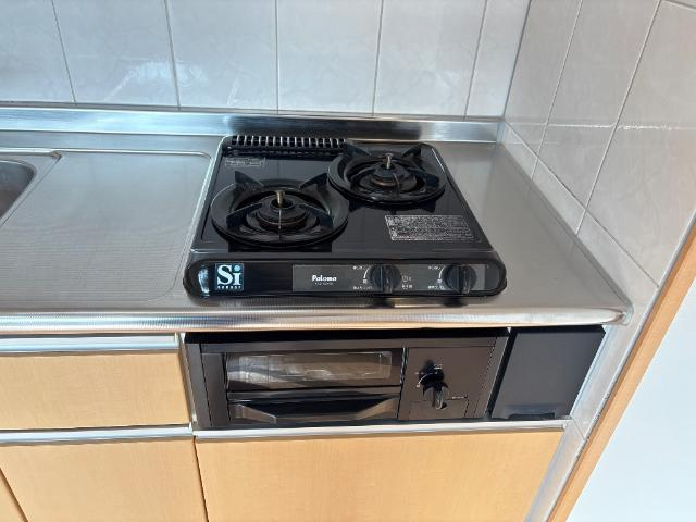 Ｌａ　Ｖｉｅ　ｅｎ　ｒｏｓｅ　ｈｉｌｌのキッチン|2口ガスコンロ