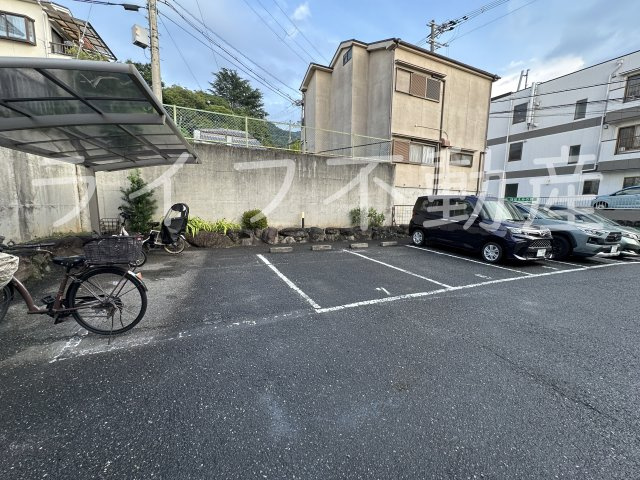 クレスト・シティー・ビューの駐車場|駐車場があるので、車を買う予定の方も安心です