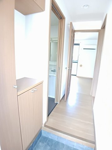 レジデンスサンモールの玄関|収納もある玄関です