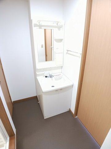 レジデンスサンモールの洗面所|スペースが確保できる洗面所です