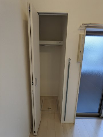 ハーモニーテラス萩原町の収納|103号室クローゼット