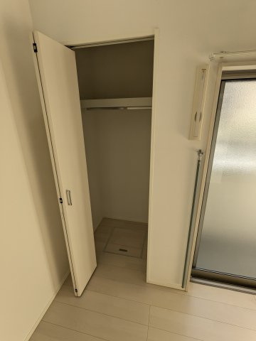 ハーモニーテラス向島町の収納|103号室クローゼット