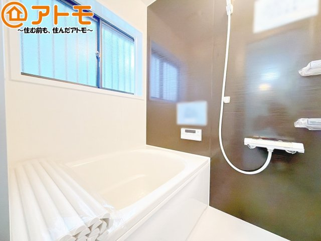 【浴室】 | 焼津市石津中町　中古戸建 | 浴室は落ち着いた色のパネルでゆったりと過ごせる空間です。お風呂で一日の疲れを癒しましょう♪