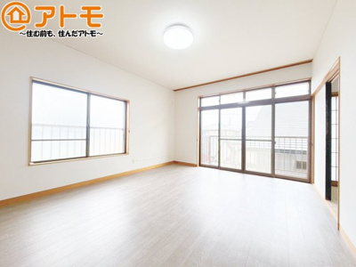 【寝室】 | 焼津市石津中町　中古戸建 | バルコニーに面したお部屋なので、布団などの大きなものも楽々干せます♪