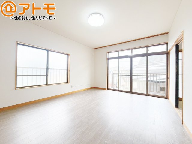 【寝室】 | 焼津市石津中町　中古戸建 | バルコニーに面したお部屋なので、布団などの大きなものも楽々干せます♪