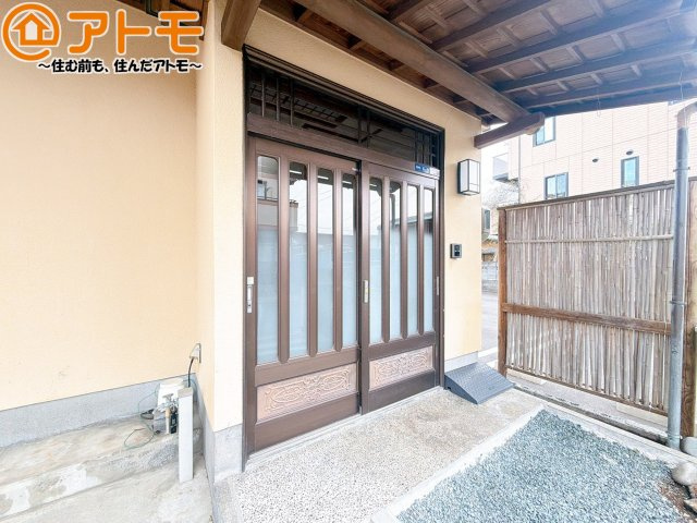 【玄関】 | 焼津市石津中町　中古戸建 | 落ち着いた色合いの玄関は防犯性に優れた仕様になっています♪