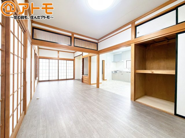 【居間・リビング】 | 焼津市石津中町　中古戸建 | 家族団らんのイメージは、リビングを思い浮かべませんか？リビングこそ広々としたお部屋が良いですね♪