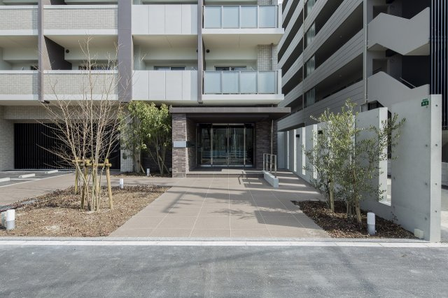 サヴォイブロンズガーデニア　4階のエントランス