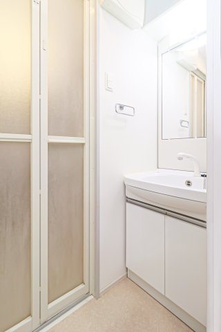 サヴォイブロンズガーデニア　4階の洗面所|別号室のものです。現状優先になります。