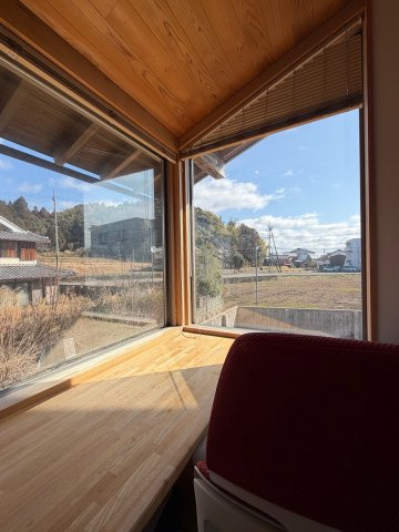丹波篠山市東岡屋　中古戸建の内装|この自然いっぱいの景色を見ながら、ワーキングスペースやスタディスペースとして!(^^)!贅沢な空間ですね(^^♪