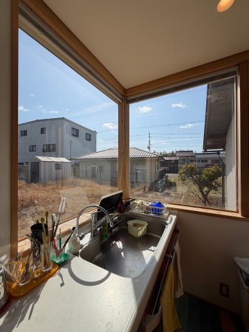 丹波篠山市東岡屋　中古戸建のキッチン|広いお庭を眺めながらお料理ができます(^^)/