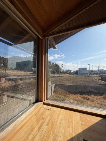 丹波篠山市東岡屋　中古戸建の内装|2階書斎スペースの大きな窓♪　丹波篠山の山並みを眺めながらの贅沢な空間(^^)/