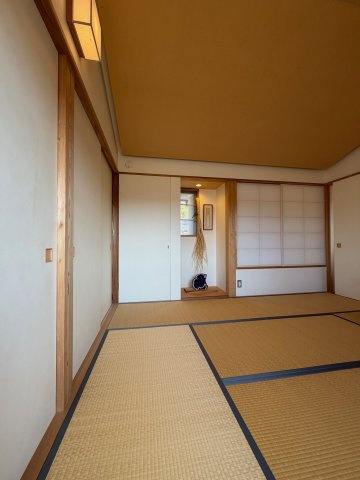 丹波篠山市東岡屋　中古戸建の和室|2階和室♪納戸がありお洋服などもスッキリ収納していただけます♪