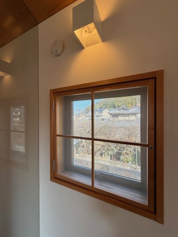 丹波篠山市東岡屋　中古戸建の内装|どの窓を見ても木の装飾があり、温かみと美しいデザインに魅了されます!(^^)!