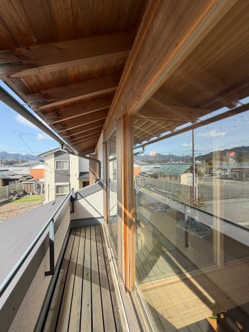 丹波篠山市東岡屋　中古戸建のバルコニー|前に高い建物がないので日当たりよく気持ちいいですよ(^^)/