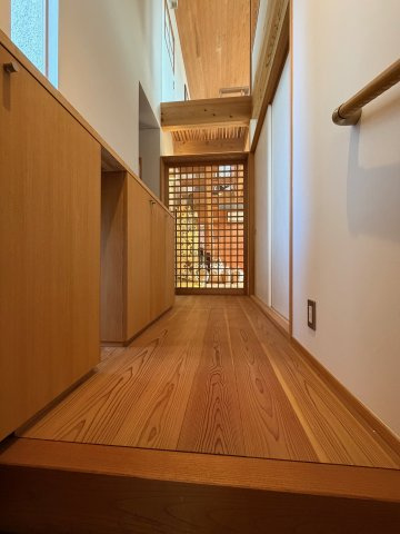 丹波篠山市東岡屋　中古戸建の玄関|木をふんだんに使っており、温もりと香りに包まれる贅沢な木の家をぜひ体感してください(^^)