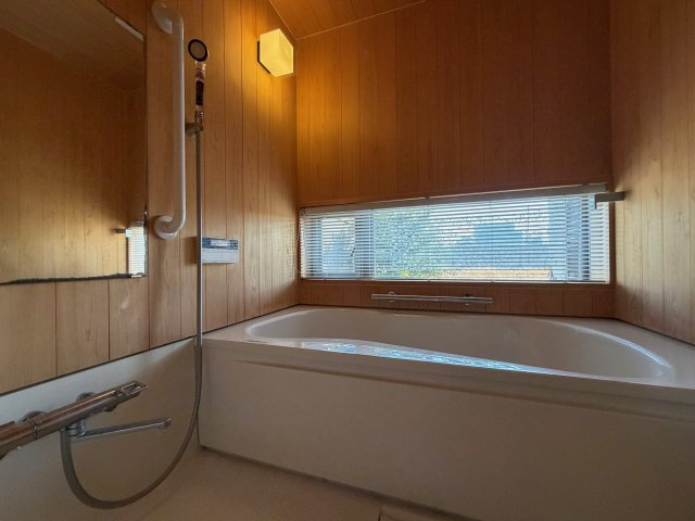 丹波篠山市東岡屋　中古戸建の浴室|檜の香りを感じながら入る贅沢な入浴タイム!(^^)!窓からは広いお庭が見えます(^^)/
