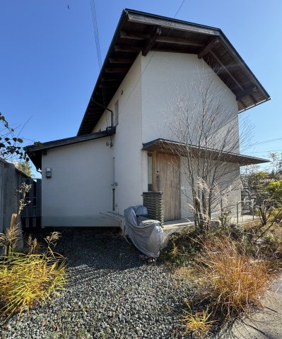 丹波篠山市東岡屋　中古戸建の外観|季節ごとに表情を変える木々♪四季の移ろいを身近に感じられます♪駐車スペースもたくさんあります(^^)/