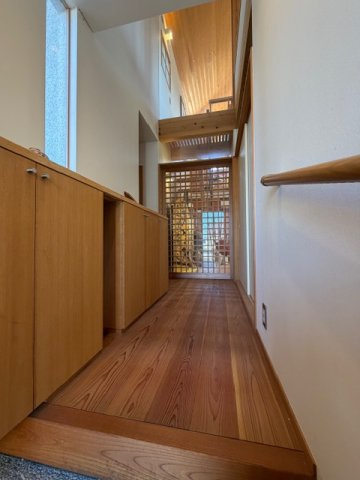 丹波篠山市東岡屋　中古戸建の玄関|玄関扉を開けた瞬間から、木の温もりと香りに包まれる贅沢な木の注文住宅♪