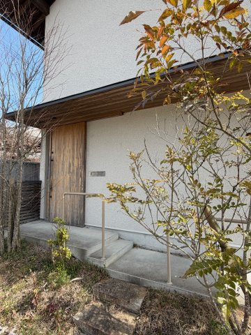 丹波篠山市東岡屋　中古戸建の外観|ドアやウッドデッキも自然素材なので年月とともに深まる風合いも魅力です(^^)/