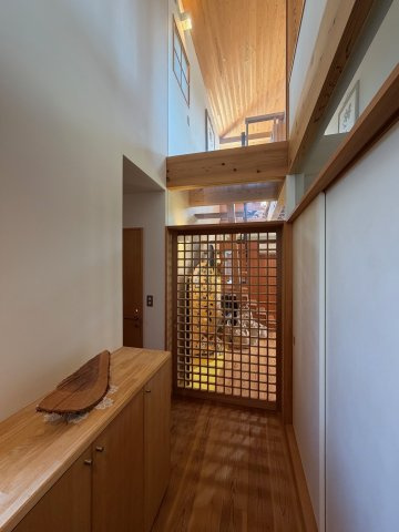 丹波篠山市東岡屋　中古戸建の玄関|美しい木の装飾(^^)/