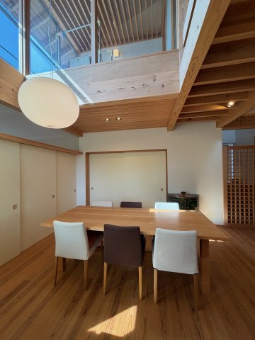 丹波篠山市東岡屋　中古戸建の居間・リビング|光と解放感に包まれる贅沢な吹き抜けリビング♪
