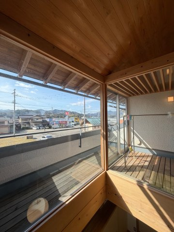 丹波篠山市東岡屋　中古戸建の内装|バルコニーとサンルームがあり、お洗濯物もたくさん干せ気持ちいいですよ(^^)/