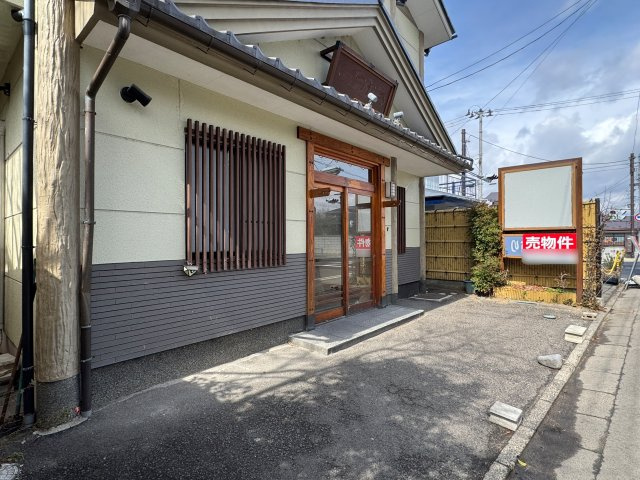 想定年間賃料　360万　想定利回り　9.0％　木造の玄関