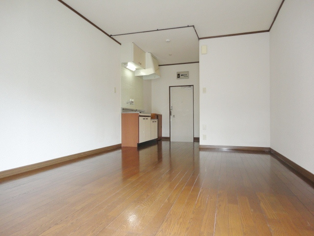 シャンタルⅡ【キャッシュバック対象物件】の居間・リビング|こちらのリビングで趣味の時間をお楽しみください