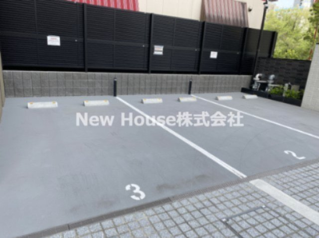 ザ・パークハビオ市ヶ谷イーストの駐車場