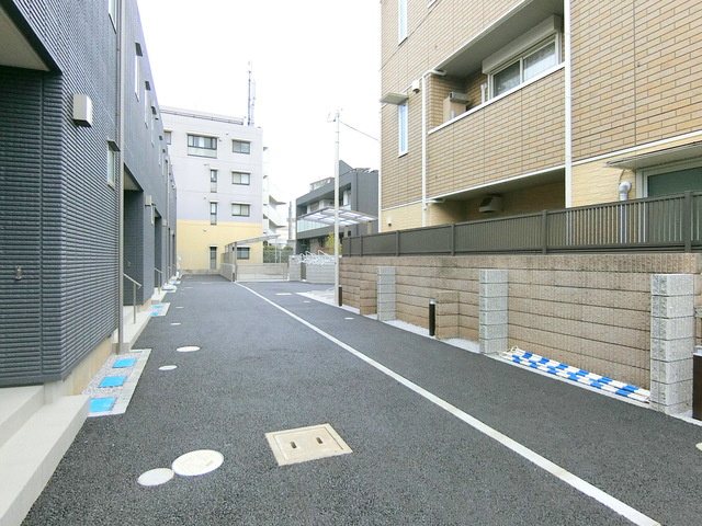 昭島市朝日町１丁目の賃貸マンションのエントランス