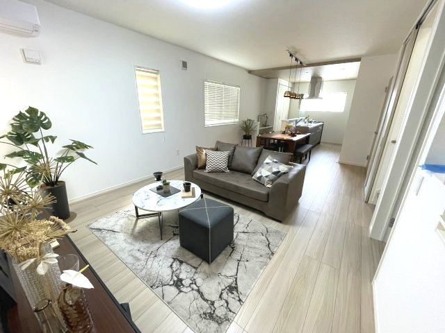 佐伯区五月が丘2丁目　№36772の居間・リビング|ＬＤＫ19.5帖
ダイニングテーブルやソファを
置いてもゆとりがあります。