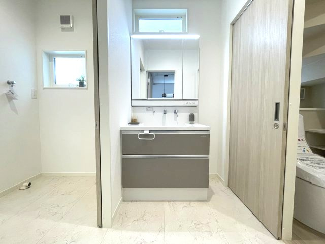 佐伯区五月が丘2丁目　№36772の独立洗面台|3面鏡の裏には便利な
収納があります。