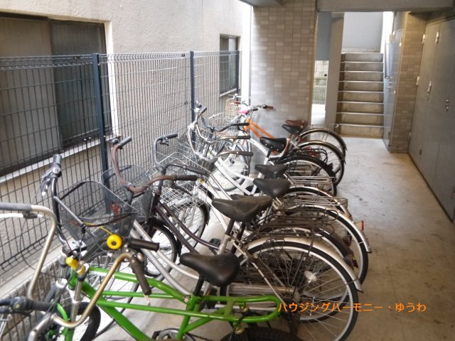 【その他共用部分】 | クレアシオン南大塚 | 屋根付きの駐輪場となっていますので、雨の日でも大切な自転車が濡れずに済みます。