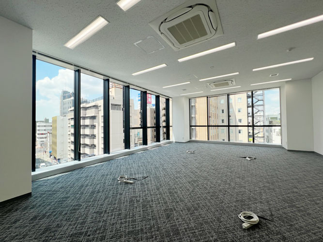 椿町ビルのロビー