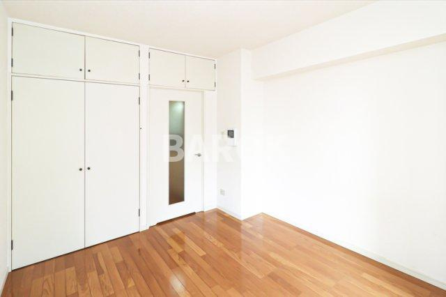 クレタ県庁前の内装