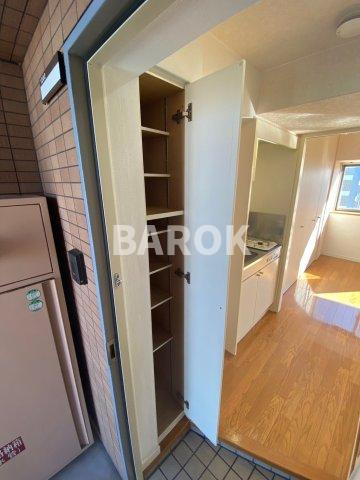 クレタ県庁前の玄関