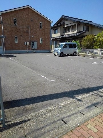 ジェルメ・ローズの駐車場