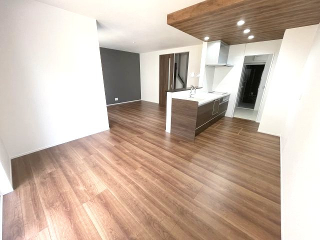 佐伯区五月が丘4丁目　№36518の居間・リビング|ＬＤＫ17.8帖
ダイニングテーブルやソファを
置いてもゆとりがあります。