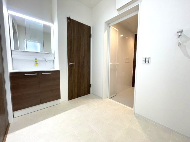 佐伯区五月が丘4丁目　№36518の独立洗面台|三面鏡裏収納があるので
小物もスッキリ収納できます。