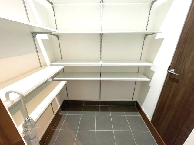 佐伯区五月が丘4丁目　№36518の収納|シューズインクローク
釣りやキャンプグッズなど
趣味の道具の収納にも♪