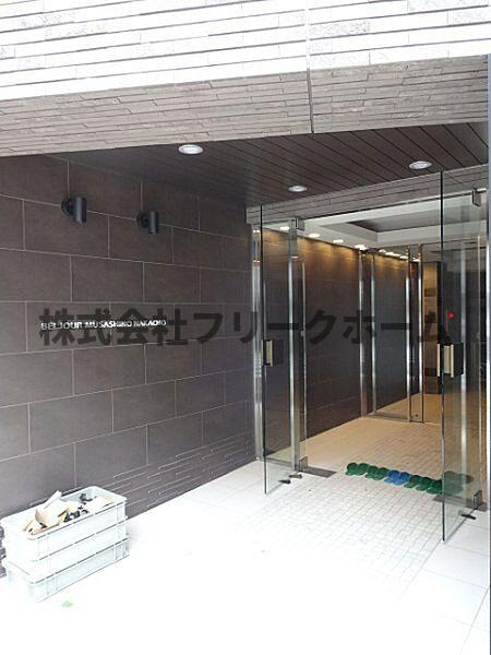 武蔵野市中町１丁目の賃貸マンションのエントランス