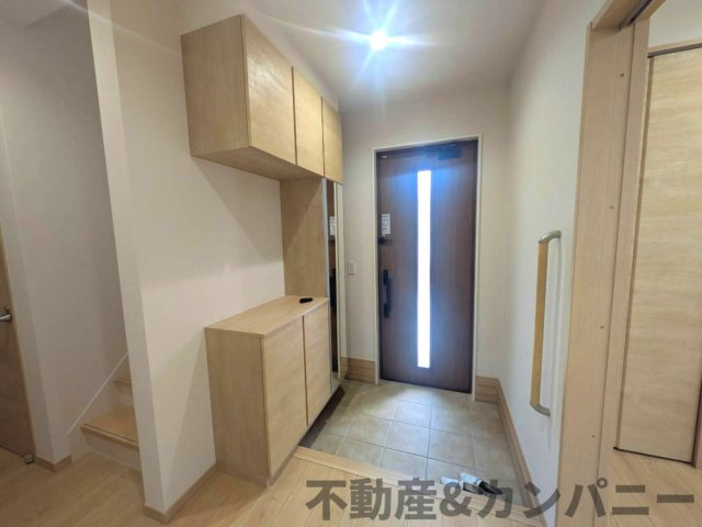 北井門5丁目の新築住宅　松山市北井門5丁目新築戸建の玄関|玄関収納付きです