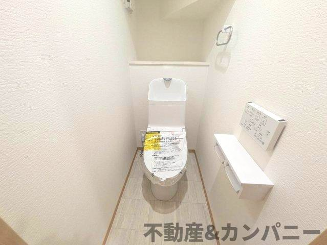 北井門5丁目の新築住宅　松山市北井門5丁目新築戸建のトイレ|落ち着いた色調のトイレです