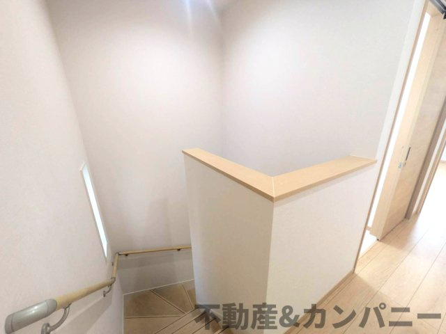 北井門5丁目の新築住宅　松山市北井門5丁目新築戸建のその他|手すり付き階段です