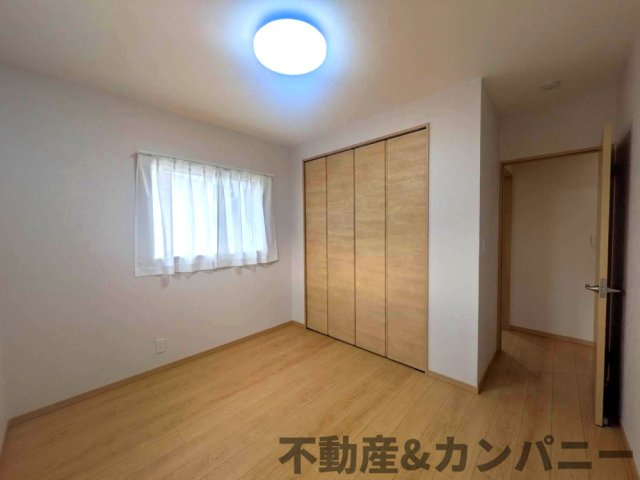 北井門5丁目の新築住宅　松山市北井門5丁目新築戸建の洋室|カーテン付き洋室です